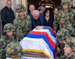 I dënuari për gjenocid, Ratko Mlladiq, u varros me nderime shtetërore – ceremonia u drejtua nga Patriarku Porfirije