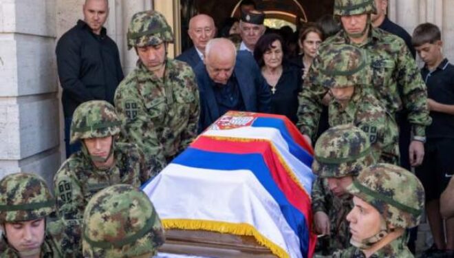 I dënuari për gjenocid, Ratko Mlladiq, u varros me nderime shtetërore – ceremonia u drejtua nga Patriarku Porfirije