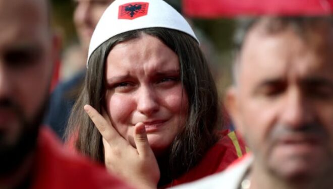 Reuters raporton drejtpërdrejt nga protestat te EULEX-i pas dënimit të ish-krerëve të UÇK-së