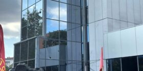 Protestuesit gjuajnë me mjete të forta, thyejnë xhamat e Qeverisë