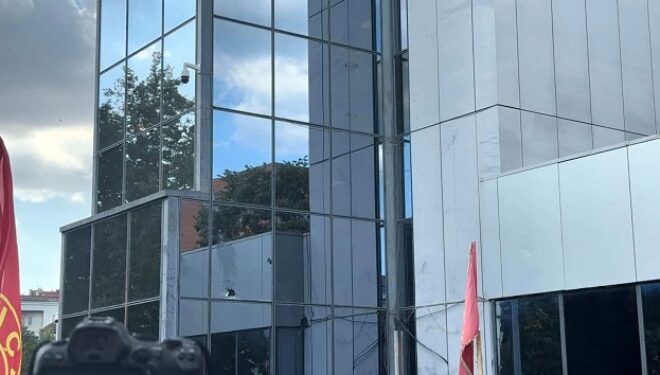 Protestuesit gjuajnë me mjete të forta, thyejnë xhamat e Qeverisë