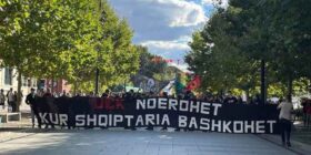 Tifo-grupet protestojnë në Prishtinë në mbështetje të ish-krerëve të UÇK-së