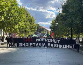 Tifo-grupet protestojnë në Prishtinë në mbështetje të ish-krerëve të UÇK-së