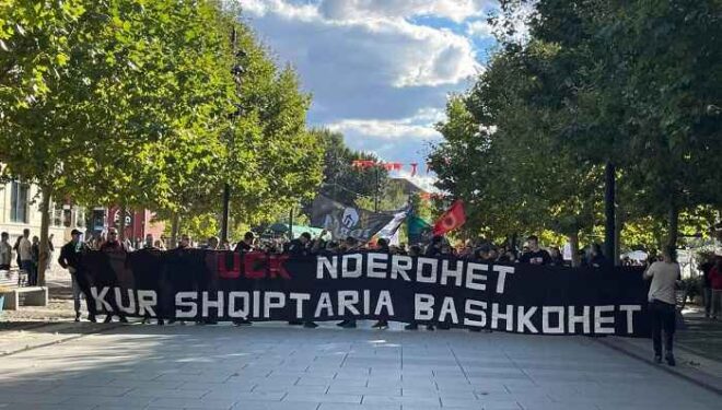 Tifo-grupet protestojnë në Prishtinë në mbështetje të ish-krerëve të UÇK-së