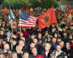 Për të gjashtën mbrëmje protestë në Prishtinë, qytetarët lexojnë betimin e ushtarit të UÇK-së