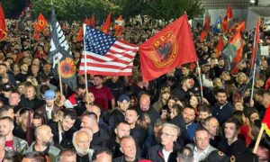 Për të gjashtën mbrëmje protestë në Prishtinë, qytetarët lexojnë betimin e ushtarit të UÇK-së