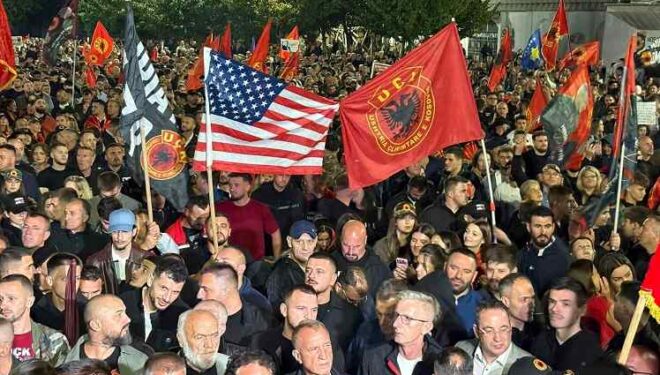 Për të gjashtën mbrëmje protestë në Prishtinë, qytetarët lexojnë betimin e ushtarit të UÇK-së
