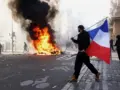 Protestat e dhunshme në Francë, vendoset shtetrrethimi i pjesshëm në Paris dhe disa qytete të tjera