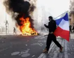 Protestat e dhunshme në Francë, vendoset shtetrrethimi i pjesshëm në Paris dhe disa qytete të tjera