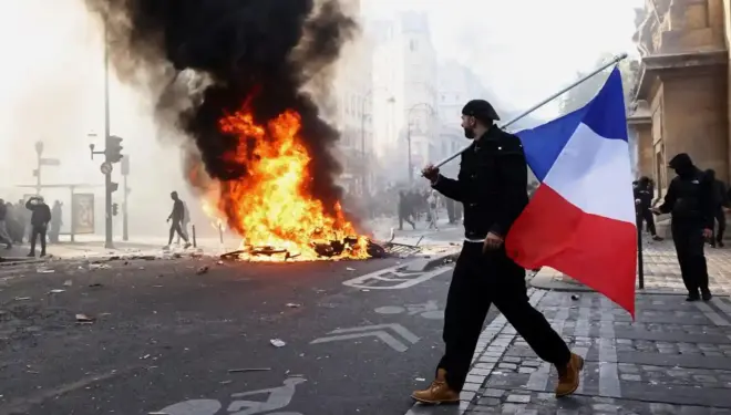 Protestat e dhunshme në Francë, vendoset shtetrrethimi i pjesshëm në Paris dhe disa qytete të tjera