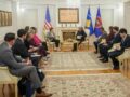 Presidentja kërkon rikthimin e Dialogut Strategjik me SHBA-në dhe dekoron senatoren Shaheen, “synim anëtarësimi në NATO” Presidentja kërkon rikthimin e Dialogut Strategjik me SHBA-në dhe dekoron senatoren Shaheen, “synim anëtarësimi në NATO”