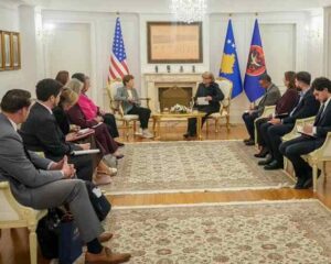 Presidentja kërkon rikthimin e Dialogut Strategjik me SHBA-në dhe dekoron senatoren Shaheen, “synim anëtarësimi në NATO”