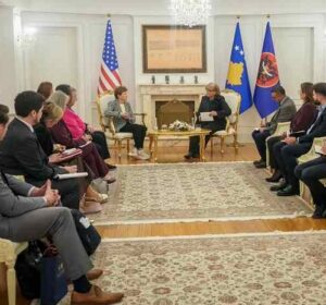 Presidentja kërkon rikthimin e Dialogut Strategjik me SHBA-në dhe dekoron senatoren Shaheen, “synim anëtarësimi në NATO”