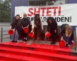 QIKA me aksion simbolik para Qeverisë: Shteti e vrau Arlindën, kërkohet përgjegjësi institucionale QIKA me aksion simbolik para Qeverisë: Shteti e vrau Arlindën, kërkohet përgjegjësi institucionale