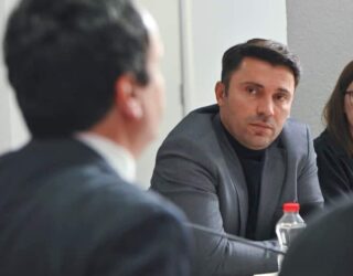 Rrustemi i VV’së: Ligji për Specialen dhe Presidenti u bënë siç tha e deshti Albin Kurti, për çfarë dorëzimi po flisni Rrustemi i VV’së: Ligji për Specialen dhe Presidenti u bënë siç tha e deshti Albin Kurti, për çfarë dorëzimi po flisni