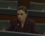 “Gërvalla nuk përgjigjet, e kqyr tokën, tavolinën”, deputetja Ymeri tregon a mori përgjigjen e pyetjes në seancë