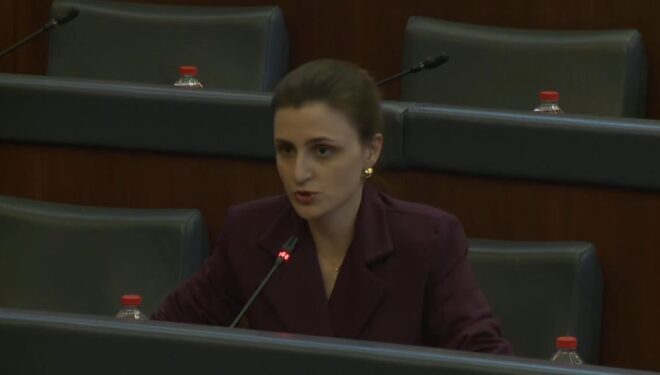 “Gërvalla nuk përgjigjet, e kqyr tokën, tavolinën”, deputetja Ymeri tregon a mori përgjigjen e pyetjes në seancë
