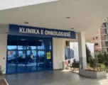 Vdes pacientja me kancer të gjirit që mbeti katër muaj pa terapi