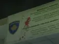 Protestuesit hedhin letrën e Arlinda Zekajt dhe ngjyrë të kuqe para objektit të Policisë së Kosovës Protestuesit hedhin letrën e Arlinda Zekajt dhe ngjyrë të kuqe para objektit të Policisë së Kosovës