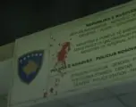 Protestuesit hedhin letrën e Arlinda Zekajt dhe ngjyrë të kuqe para objektit të Policisë së Kosovës