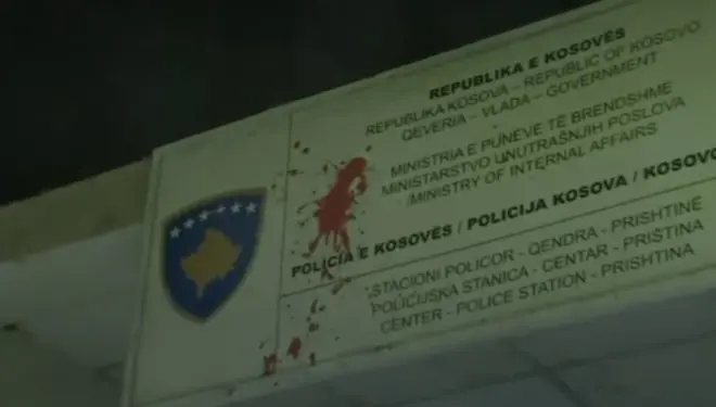 Protestuesit hedhin letrën e Arlinda Zekajt dhe ngjyrë të kuqe para objektit të Policisë së Kosovës