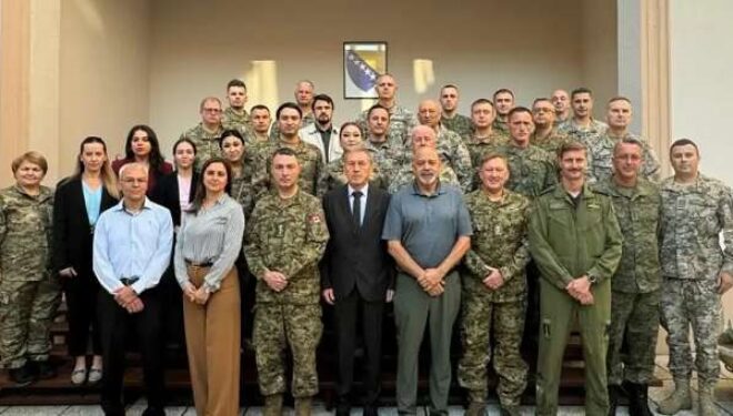Pesë oficerë të FSK-së trajnohen në Bosnje nga Ushtria Kanadeze