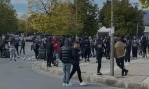 Zhvillimet në Shqipëri, mbi 20 të rinj në Korçë shoqërohen në polici
