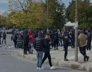 Zhvillimet në Shqipëri, mbi 20 të rinj në Korçë shoqërohen në polici