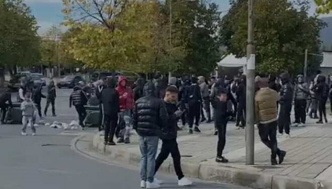 Zhvillimet në Shqipëri, mbi 20 të rinj në Korçë shoqërohen në polici