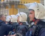 Protestuesit në Tiranë nisin marshimin drejt Ministrisë së Arsimit, autobotët me ujë në gatishmëri