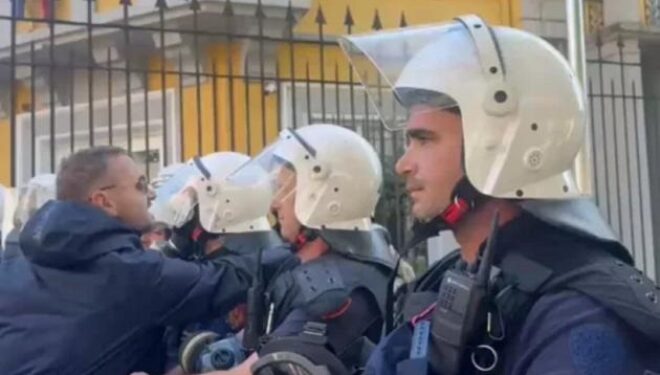 Protestuesit në Tiranë nisin marshimin drejt Ministrisë së Arsimit, autobotët me ujë në gatishmëri