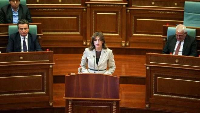 Haxhiu mbron Gërvallën: Dorëheqja është dorëzim, në Kosovë ka policë, prokurorë e gjyqtarë që thonë ‘n’martesë ka dajak’