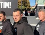 Endrit Thaçi mbërrin në protestën “Jo në emrin tim”