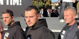 Endrit Thaçi mbërrin në protestën “Jo në emrin tim”