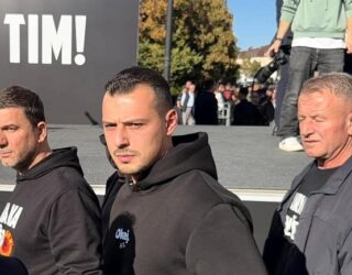 Endrit Thaçi mbërrin në protestën “Jo në emrin tim”