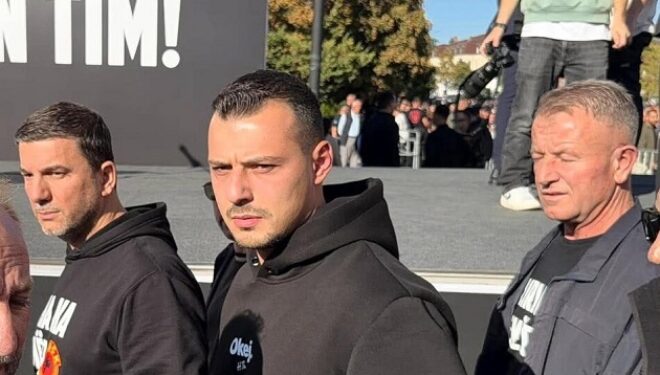 Endrit Thaçi mbërrin në protestën “Jo në emrin tim”
