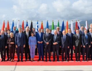 Foto familjare e Samitit të Procesit të Berlinit, Rama e Spajic afër Merzit e Kos-it, Kurti e Mickoski lihen në cep