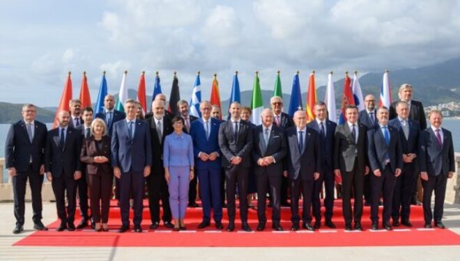Foto familjare e Samitit të Procesit të Berlinit, Rama e Spajic afër Merzit e Kos-it, Kurti e Mickoski lihen në cep
