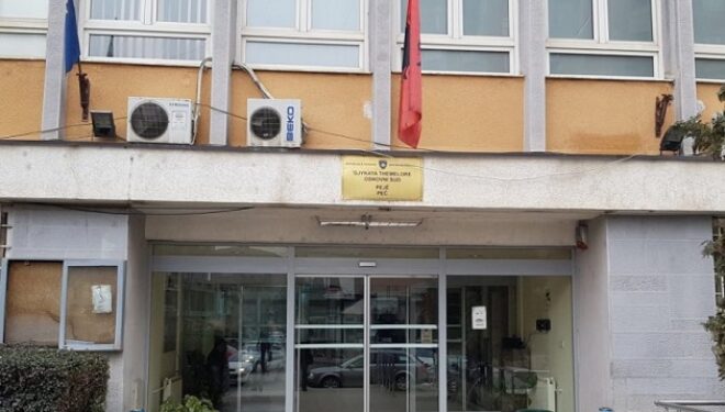 Gjykata e Pejës thotë se sot ka pranuar aktakuzën e Prokurorisë ndaj ish-bashkëshortit të Arlinda Zekajt për kanosje