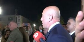 Haradinaj hyn në mesin e protestuesve: Po na dhimbseni ju, po na dhimbsen ata që janë në Hagë
