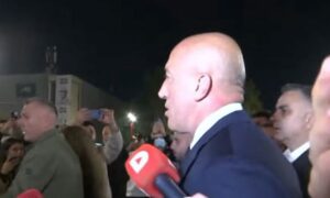 Haradinaj hyn në mesin e protestuesve: Po na dhimbseni ju, po na dhimbsen ata që janë në Hagë