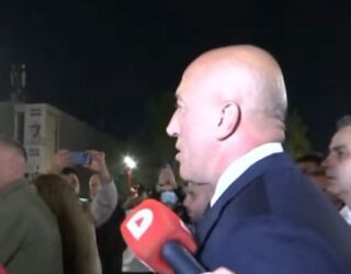 Haradinaj hyn në mesin e protestuesve: Po na dhimbseni ju, po na dhimbsen ata që janë në Hagë