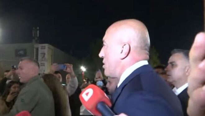 Haradinaj hyn në mesin e protestuesve: Po na dhimbseni ju, po na dhimbsen ata që janë në Hagë