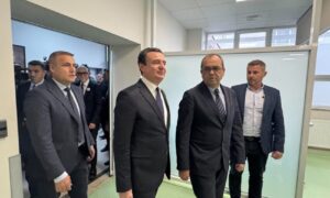Kurti arrin në QKUK, merr pjesë në përurimin e Njësisë Koronare