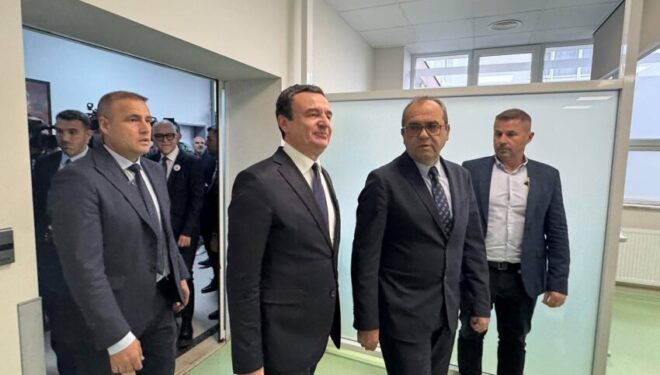 Kurti arrin në QKUK, merr pjesë në përurimin e Njësisë Koronare
