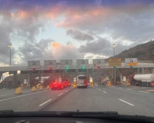 Kolona në Morinë, automjetet që po hyjnë nga Kosova në Shqipëri po kontrollohen nga zyrtarët kufitarë