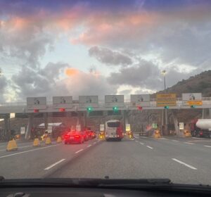 Kolona në Morinë, automjetet që po hyjnë nga Kosova në Shqipëri po kontrollohen nga zyrtarët kufitarë