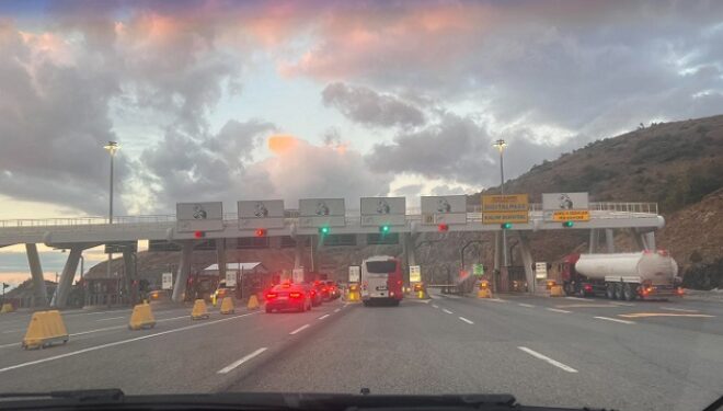 Kolona në Morinë, automjetet që po hyjnë nga Kosova në Shqipëri po kontrollohen nga zyrtarët kufitarë