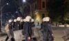Goditet në mushkëri nga protestuesit, efektivi i policisë kërkon ndihmë mjekësore (VIDEO)