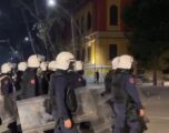 Goditet në mushkëri nga protestuesit, efektivi i policisë kërkon ndihmë mjekësore (VIDEO)